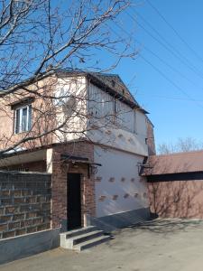 Двухэтажный каменный дом, в Арагюхe, 130 кв.м., 2 ванные, ев
