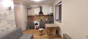 1-комн. квартира на ул. Ахпюр Сероба, 38 кв.м., 1/5 этаж, евро