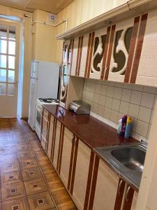 2-комн. квартира на ул. Мамиконянц, 80 кв.м., 2/5 этаж, капит