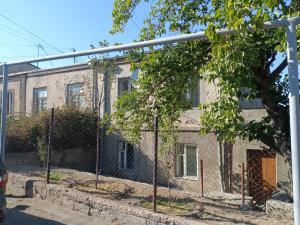 Одноэтажный каменный дом на ул. Сисвана в центре, 100 кв.