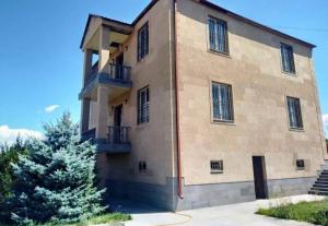 Двухэтажный каменный дом в Аштараке, 330 кв.м.