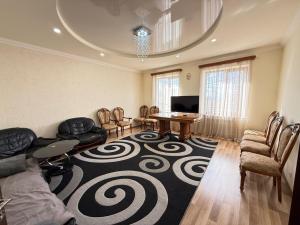 Վաճառվում է երկհարկանի առանձնատուն մանսարդային հարկո�