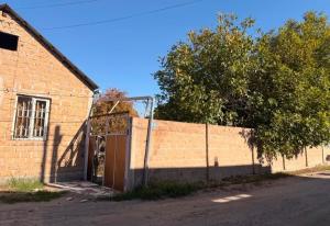 Одноэтажный каменный дом, улица в Арзни, 130 кв.м., на уча�