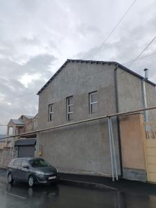 Двухэтажный каменный дом, улица в Зовуни, 150 кв.м., на уч�