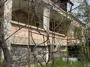 Двухэтажный каменный дом, в Егварде, 348 кв.м., на участке