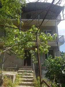 Վաճառվում է 3 հարկանի քարե տուն Երևանում: Այգեստան 11-րդ 